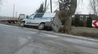 Policyjny radiowóz wpadł do rowu