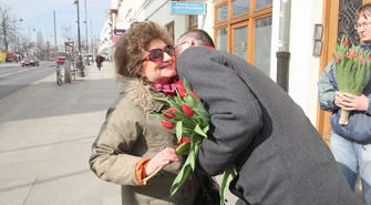 Przedstawiciele SLD rozdawali kwiaty z okazji Dnia Kobiet