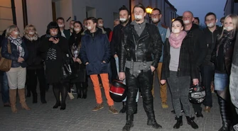 Milcząco bronili pubu