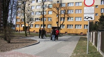 Ul. Wysoka: Wybudowali przed blokiem wjazd dla karetek