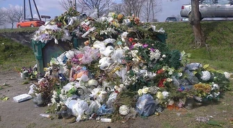 Góra śmieci przed cmentarzem