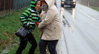 Przed TIR-ami uciekają do rowu