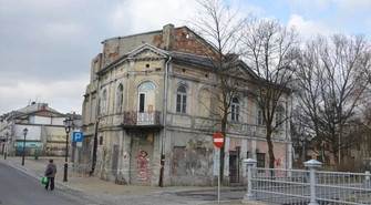 Ruina przy ul. Starowarszawskiej 18 zagraża bezpieczeństwu przechodniów 