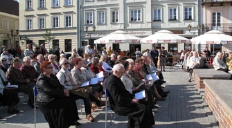 Śpiewali pieśni patriotyczne w Rynku Trybunalskim