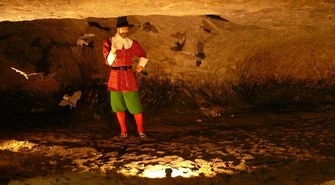 Noc w Grotach i Skansenie