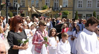 Boże Ciało w Piotrkowie. Procesja z kościoła farnego [ZDJĘCIA]