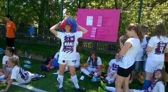 Sportowa impreza w Gimnazjum nr 2. Pokazali rakowi piersi różową kartkę życia