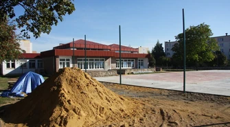 Budują boisko przy SP nr 2