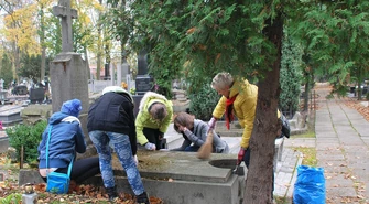&#8222;Płomyk pamięci&#8221;, czyli jesienne sprzątanie grobów 