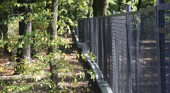 Falujące ogrodzenie w parku Poniatowskiego