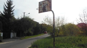 Kącik rekreacyjny bez oświetlenia i ogrodzenia 