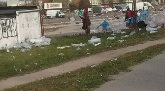 Śmietnisko po niedzielnym targowisku