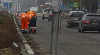 Zdzierają starą nawierzchnię Al. Sikorskiego 