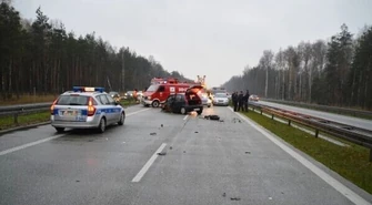 Czołowe zderzenie na S8. Pijany kierowca jechał pod prąd [AKTUALIZACJA]