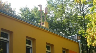 Budki lęgowe na dachu piotrkowskiego przedszkola 