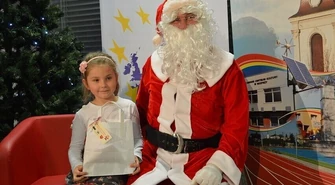 Akrobacje na kuli i worek prezentów od Mikołaja 