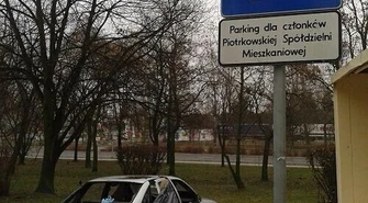 Kto usunie porzucone auto przy ul. Norwida?