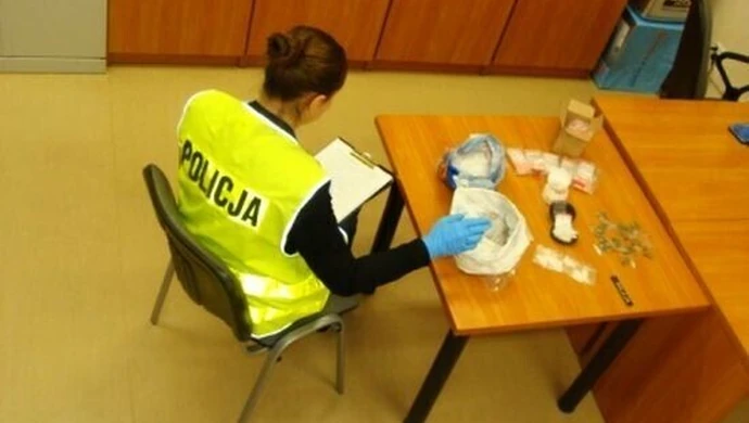Dwa kilogramy narkotyków w mieszkaniu 33-letniej mieszkanki Tomaszowa 
