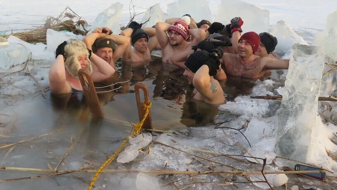 Kąpali się w przeręblu