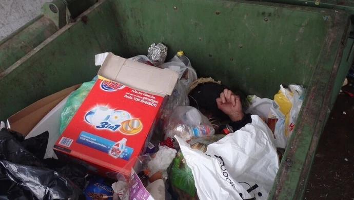 Mieszkaniec znalazł bezdomnego w śmietniku