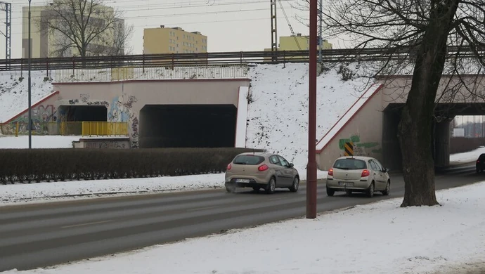 Trzeba uszczelnić wiadukt w al. Piłsudskiego 