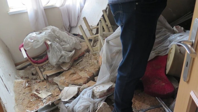 W mieszkaniu runął sufit. W środku była 4-osobowa rodzina [AKTUALIZACJA]