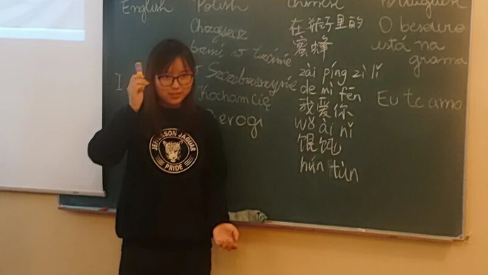 Samba podczas przerwy &#8211; lekcje z wolontariuszkami z Chin i Brazylii w III LO