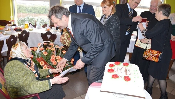 Jej sekret? Nie narzekać i kieliszek nalewki 