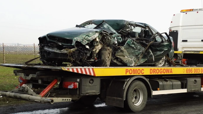 Wypadek w Srocku - kierowca walczy o życie [ZDJĘCIA]