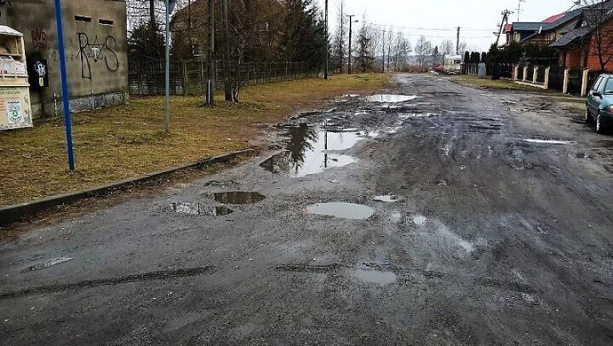 Osiedle Wierzeje. Błoto i dziury naprzeciw kościoła
