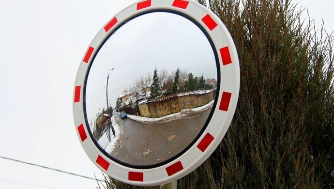 W gm. Wola Krzysztoporska montują lustra 