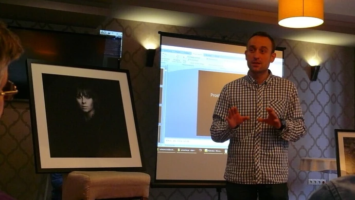 Adam Polański w „Cafe pod Migawką”