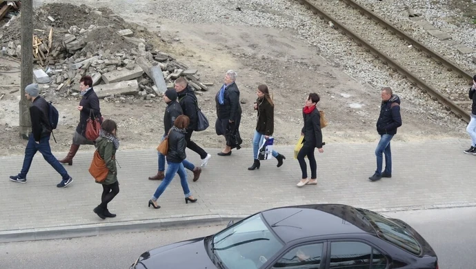 Wreszcie wyremontowali chodnik na przejeździe kolejowym