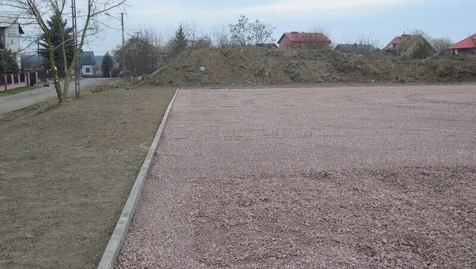 Przy Ceramicznej powstaje boisko