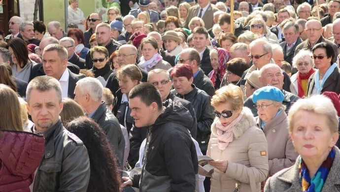 Kolejna procesja przeszła ulicami miasta. 1050-lecie Chrztu Polski w Piotrkowie