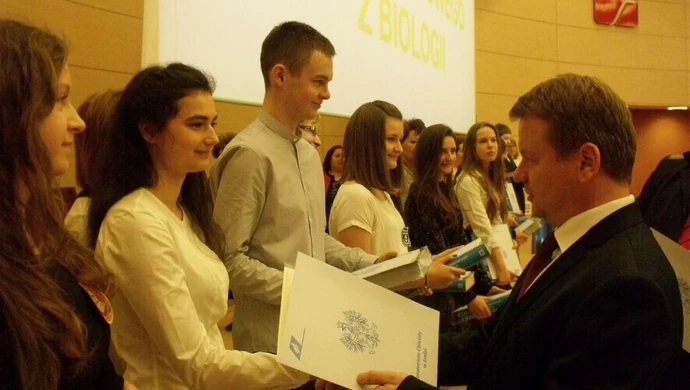 Najlepsi gimnazjaliści z Piotrkowa nagrodzeni przez kuratora oświaty 