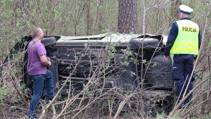 Wypadek przed Poniatowem. Fiesta wylądowała w lesie