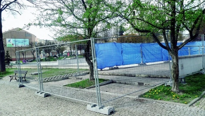 Naprawiają fontannę w parku