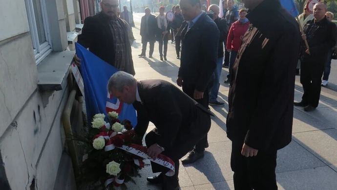 Złożyli wiązankę i pojechali na demonstrację do Warszawy