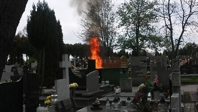 Na cmentarzu spłonął kontener