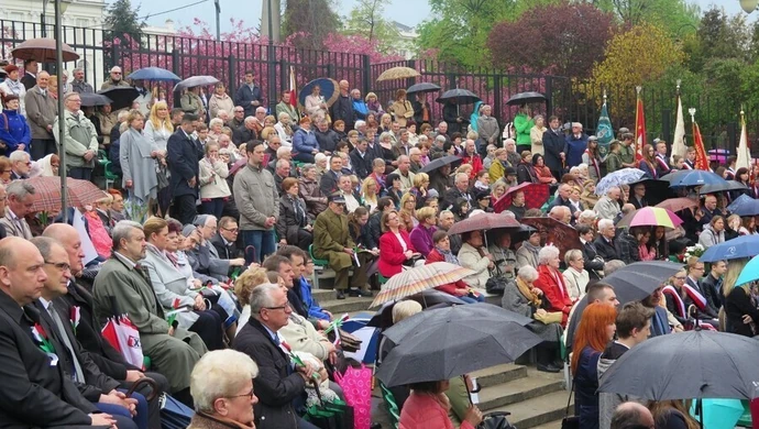 Msza w amfiteatrze w strugach deszczu 