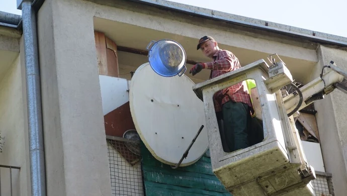 Zbiera śmieci w piwnicy. Sąsiedzi mówią dość! 