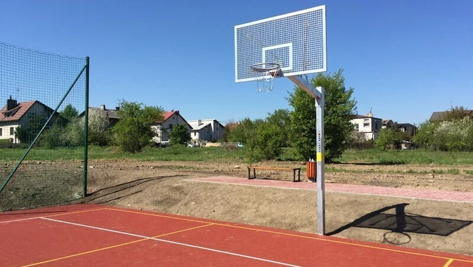 Wybudowali boisko, ale czyim kosztem?