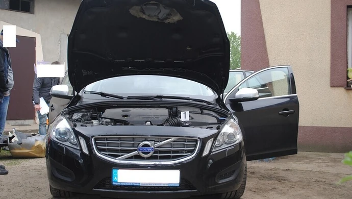 Chcieli wyłudzić odszkodowanie- sfingowali kradzież volvo 