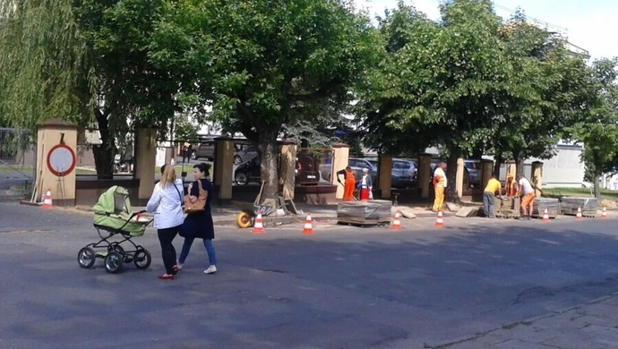 Remontują chodnik przy Metalplaście