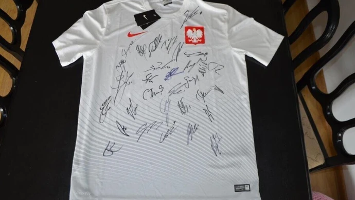 Koszulka z autografami naszej reprezentacji może być Twoja! 