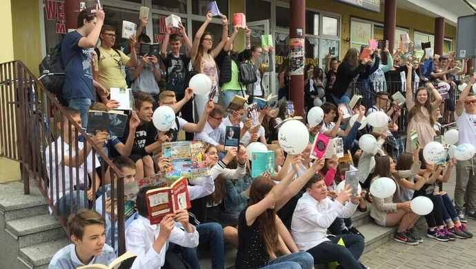 Czytali w pobliżu magistratu