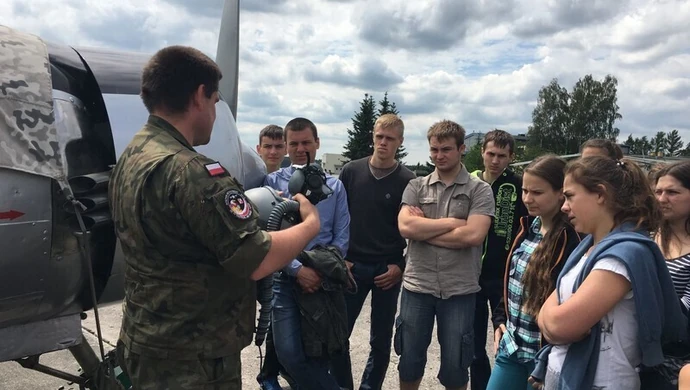 Młodzież z Bujen oglądała samoloty F-16 