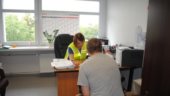 Był pijany. Wskoczył na maskę i uszkodził auto