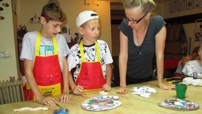 „Kolorowa Lokomotywa” w Piotrkowie. Papieroplastyka, rzeźba, plecionkarstwo 